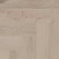 Vinylboden COREtec Naturals Herringbone Alto im Hahnentrittmuster, helle Holzoptik, langlebig und stilvoll für Wohnzimmer.