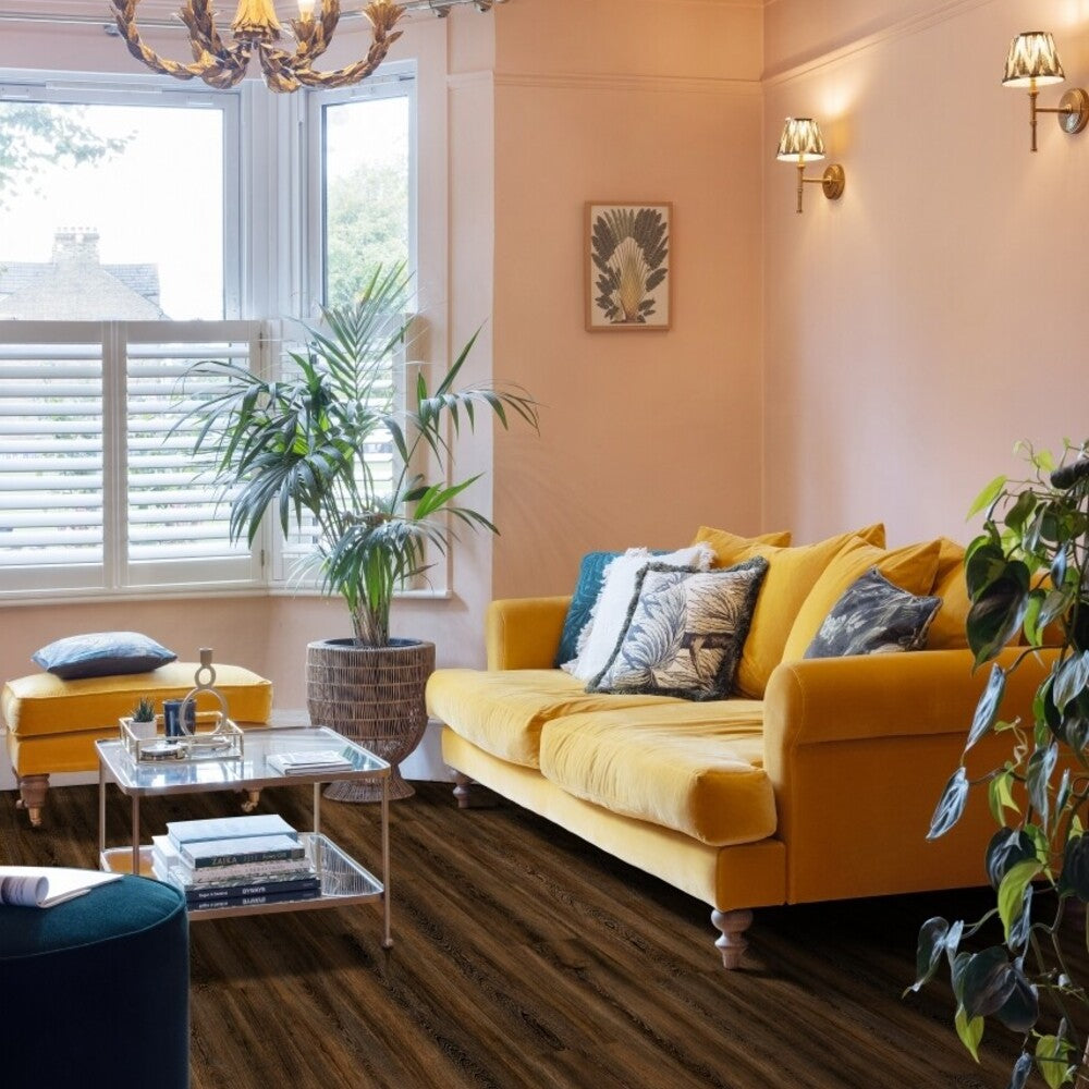 Moduleo Vinylboden Roots 55 Ethnic Wenge, dunkler Klebevinyl mit Holzmaserung und Ethno-Design, in einem modernen Raum.