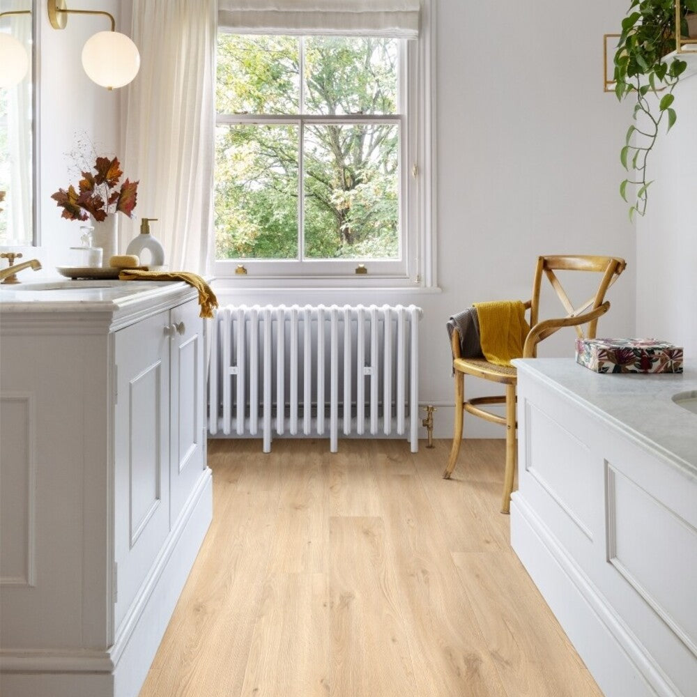 Vinylboden Moduleo Roots 55 Galtymore Oak 86237, Klebevinyl, mit warmem Eichenholzdesign, zeigt die Holzmaserung in einem modernen Raum.