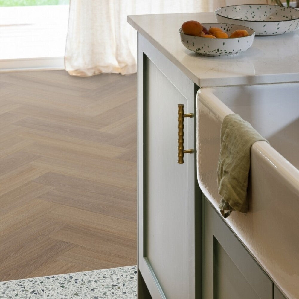 Moduléo Roots 55 Glyde Oak Vinylboden in Fischgrätmuster aus Klebevinyl, hellbraune Holzoptik, detailreiche Oberfläche