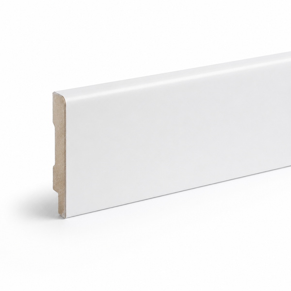 Weiße Gerflor Sockelleiste aus Vinyl, passend zu Gerflor-Bodenbelägen, zeigt die elegante Fußleisten-Optik.