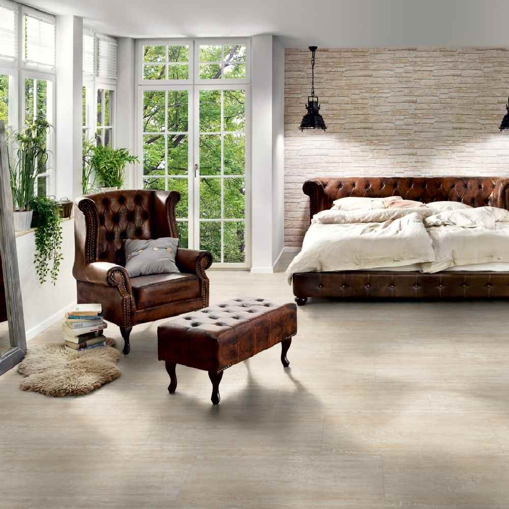 Rauer Klick-Vinylboden von Project Floors SPC Core ST 210 mit Trittschall, strapazierfähig und modern im Raum verlegt