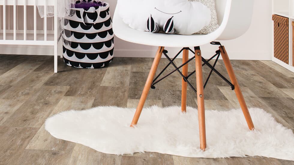 Vinylboden Project Floors floors@home PW 1260, Klebevinyl, Holzoptik, in modern Wohnraum mit hellem Dekor.