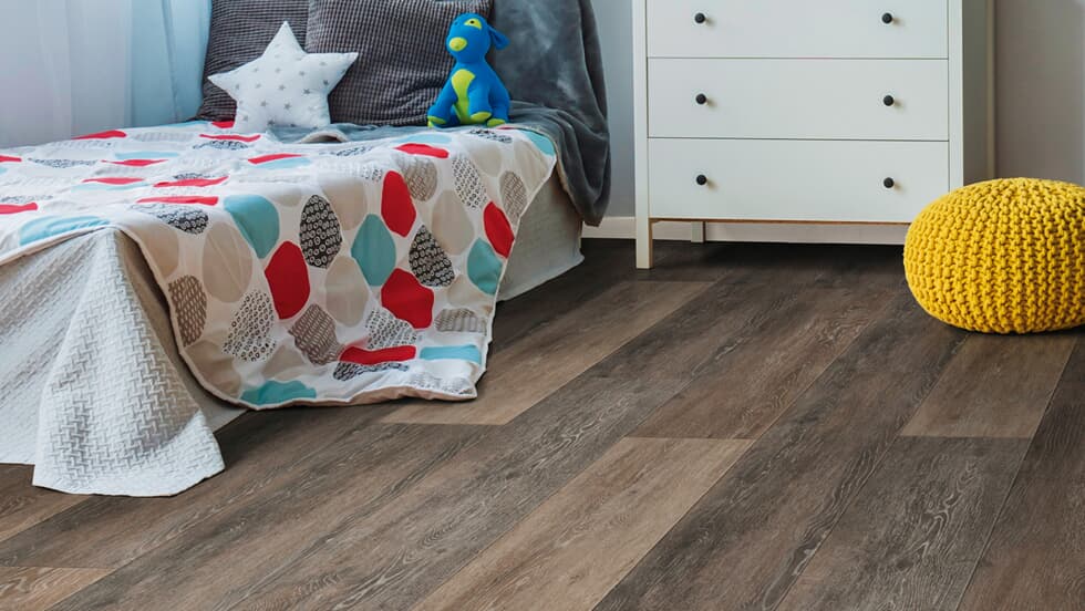Vinylboden Project Floors floors@home PW 1265, Klebevinyl, in einem modernen Wohnraum mit Holzoptik, detailreiche Oberfläche.