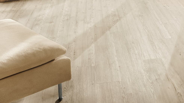 Vinylboden Project Floors floors@home PW 1360 Klebevinyl in hellem Holzdesign, zeigt den Bodenbelag auf einem Raumfoto