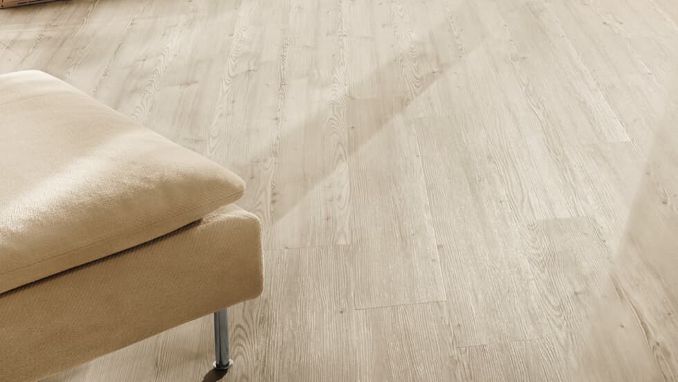 Vinylboden Project Floors floors@home PW 1360 Klebevinyl in hellem Holzdesign, zeigt den Bodenbelag auf einem Raumfoto