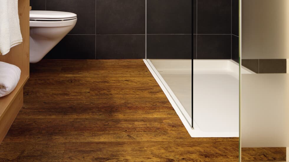 Vinylboden Project Floors floors@home PW 2400, Klebevinyl, in einem modernen Raum mit hellen Holzdesign, sichtbare Oberfläche.