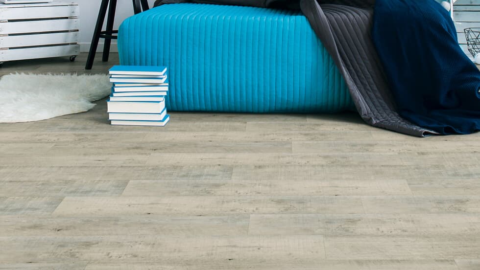 Vinylboden Project Floors floors@home PW 3079, Klebevinyl, detailreiche Oberfläche und Holzoptik in einem Raum.