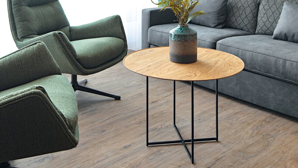 Vinylboden Project Floors floors@home PW 3115, Klebevinyl, in einem modernen Raum mit Holzbodenoptik.