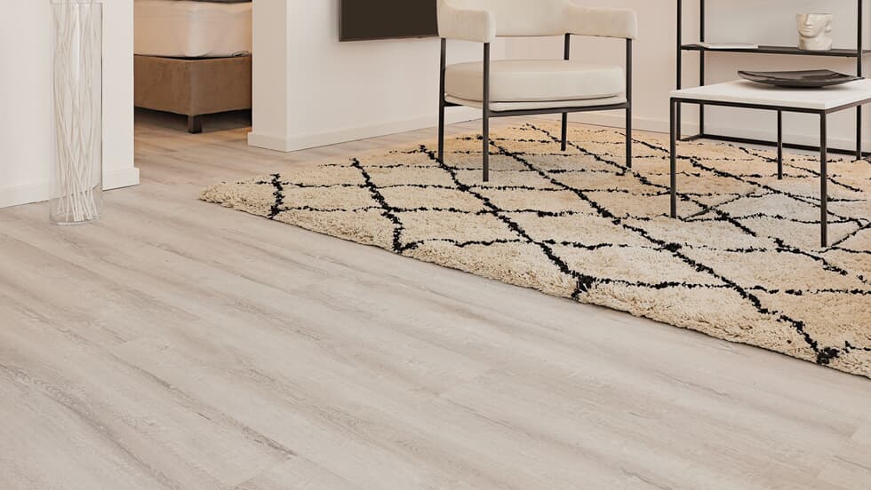 Vinylboden Project Floors floors@home PW 3200, Klebevinyl, hellbraune Holzoptik, verlegt in einem modernem Raum.