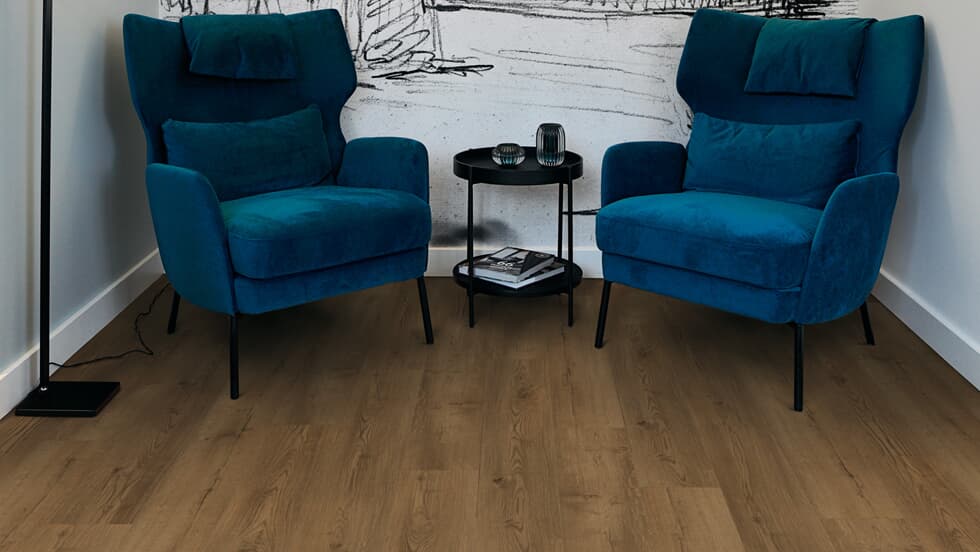 Vinylboden Project Floors floors@home PW 3260, Klebevinyl, in einem modernen Raum mit Holzoptik, auf Boden verlegt.