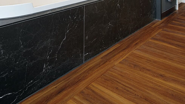 Projekt Floors Vinylboden floors@home PW 3535, Klebevinyl, detailreiche Oberfläche und natürliche Holzoptik in einem Raumbild.