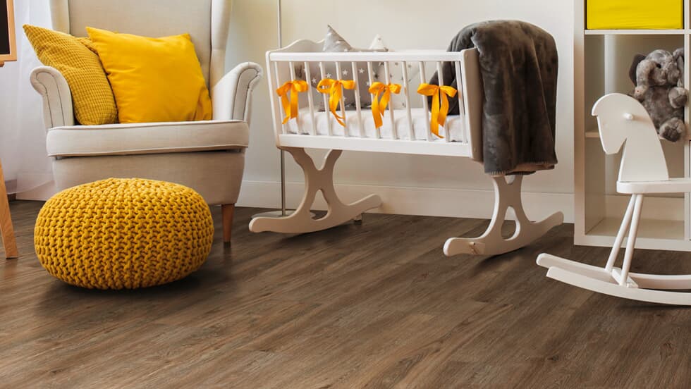 Vinylboden Project Floors floors@home PW 3610, Klebevinyl, in einem modernen Raum mit Holzoptik.