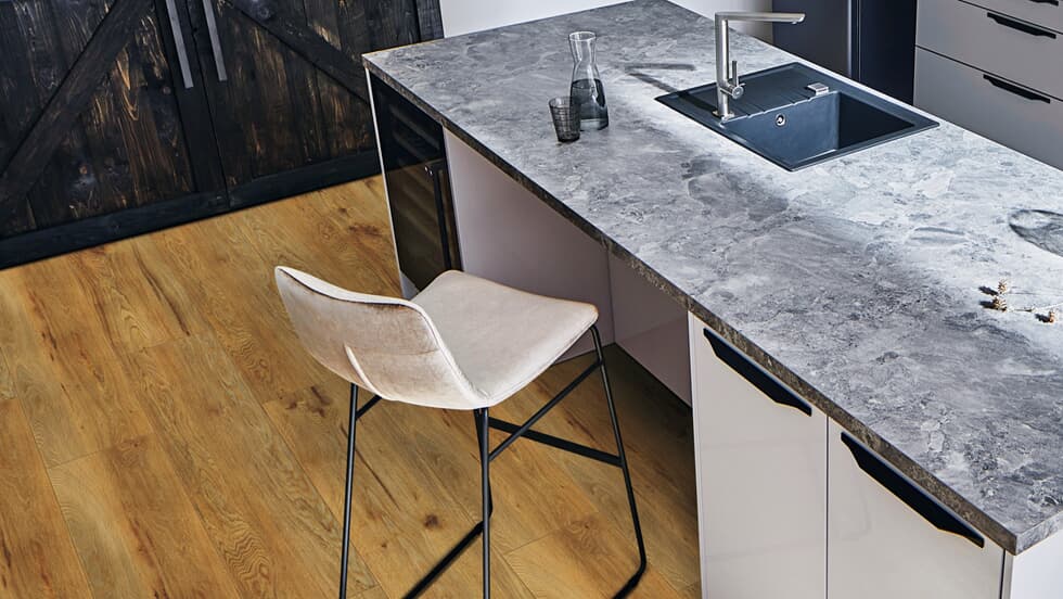 Vinylboden Project Floors floors@home PW 3840, Klebevinyl, helles Holzdesign, sichtbare Textur und Laminatoptik in einem Raum