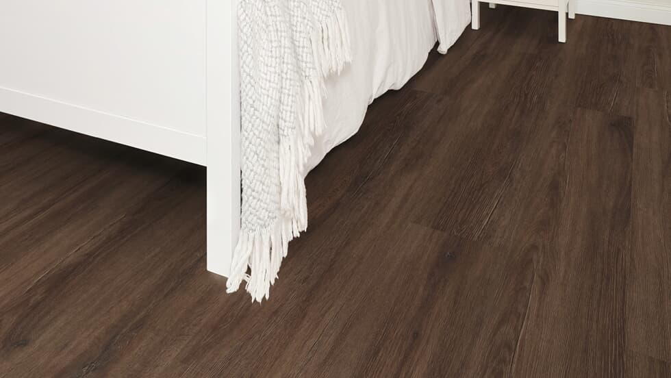 Vinylboden von Project Floors floors@home PW 3911, Klebevinyl, mit hellgrauem Holzdesign, auf Boden liegend und sichtbar.