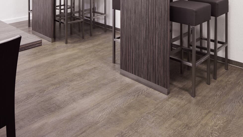 Vinylboden Project Floors floors@work PW 1246, Klebevinyl, mit Holzoptik und robustem Design in einem modernen Raum.