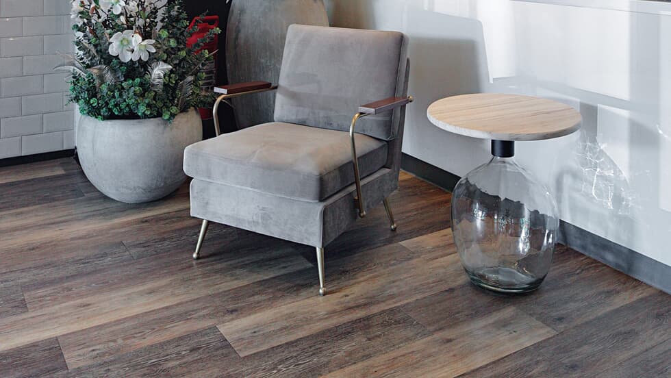 Vinylboden Project Floors floors@work PW 1265 Klebevinyl mit Holzoptik, langlebig und pflegeleicht, auf Boden verlegt.
