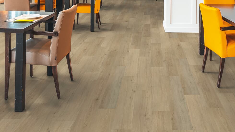 Vinylboden Project Floors floors@work PW 1275 Klebevinyl mit Holzoptik, verlegt in einem Raum, detailreiche Oberfläche, langlebiges Design.