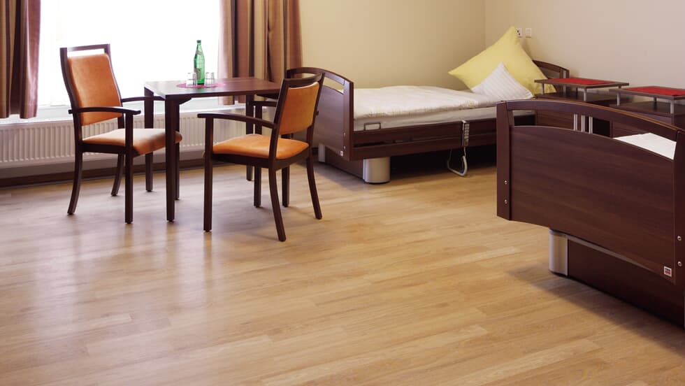 Vinylboden Project Floors floors@work PW 1633 – Klebevinyl, strapazierfähiger Vinylboden mit Holzoptik in einem modernen Raum