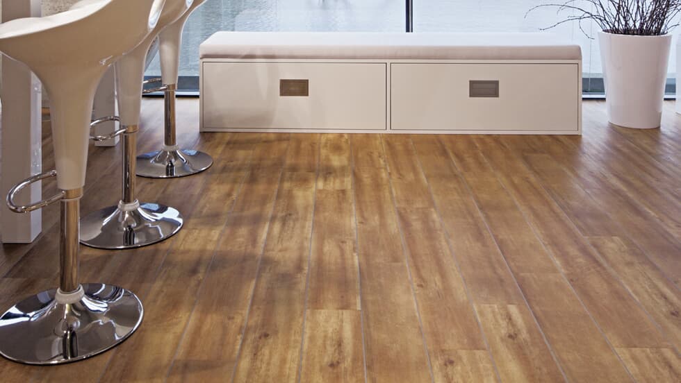 Vinylboden Project Floors floors@work PW 2002 Klebevinyl in einem modernen Raum, langlebige und robuste Bodenbelagsoptik.