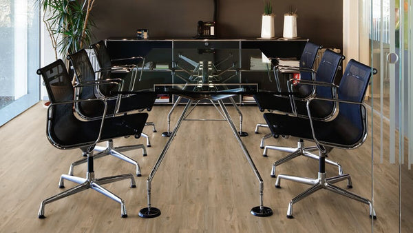 Vinylboden Project Floors floors@work PW 2020 in einem Raum, Klebevinyl mit Holzoptik, langlebiger Bodenbelag, raumfüllendes Bild