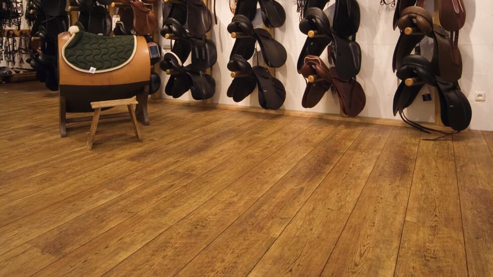 Vinylboden Project Floors floors@work PW 2400, Klebevinyl, elastischer Bodenbelag mit Holzoptik in einem modernen Raum.