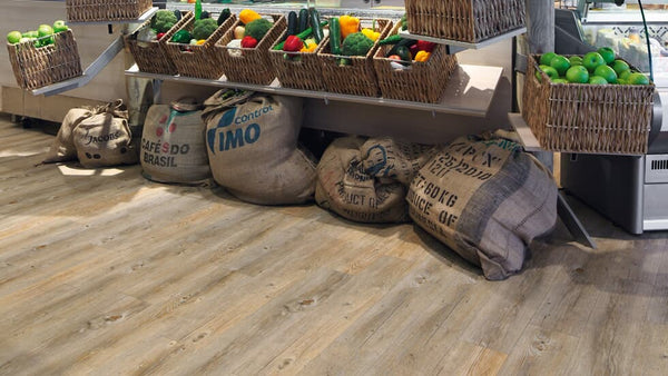 Selbstliegender Vinylboden Project Floors Loose-Lay PW 3020 in Räumen, beige mit Holzmaserung, langlebiger und moderner Vinylboden.