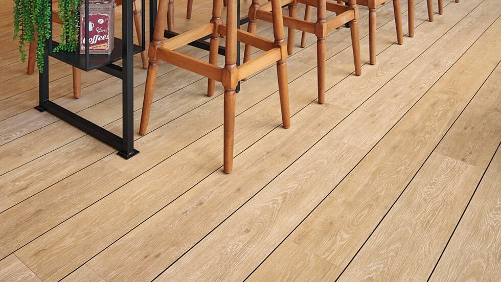 Vinylboden Project Floors floors@work PW 3100 Klebevinyl, langlebiges Bodenbelag mit Holzoptik in modernem Raum.