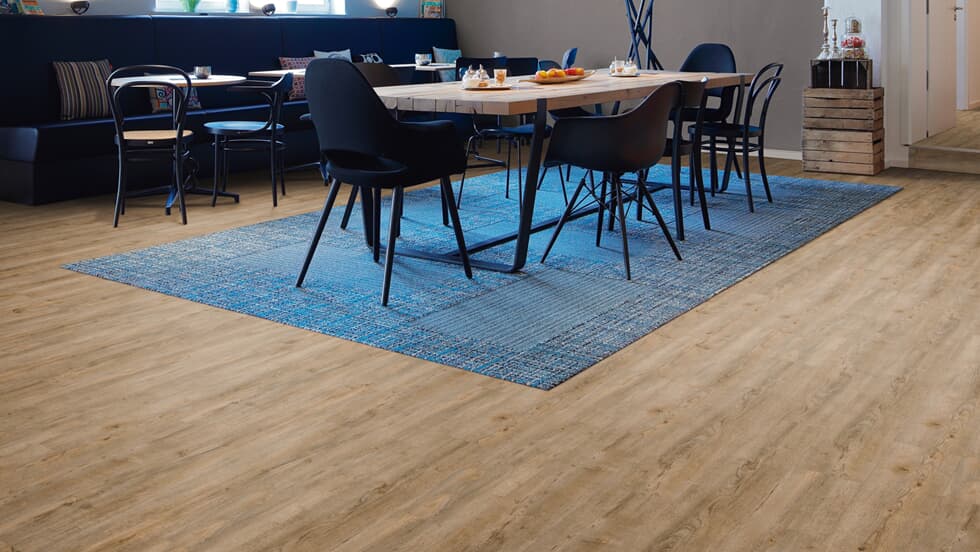 Vinylboden Project Floors floors@work PW 3150 Klebevinyl in einem modernen Raum, langlebig und pflegeleicht.