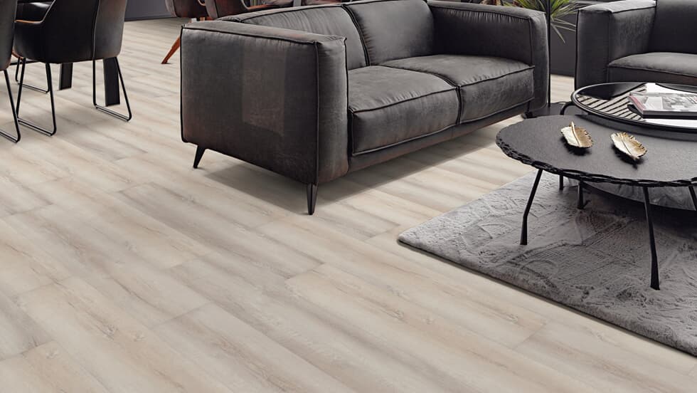 Vinylboden Project Floors floors@work PW 3200, Klebevinyl, braune Holzoptik, verlegt in einem Raum, langlebiger Bodenbelag