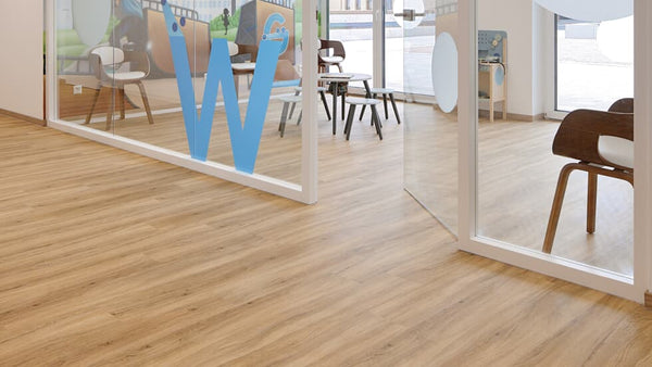 Selbstliegender Vinylboden Project Floors Loose-Lay PW 3220 in einem modernen Raum, langlebiges Vinylboden-Design