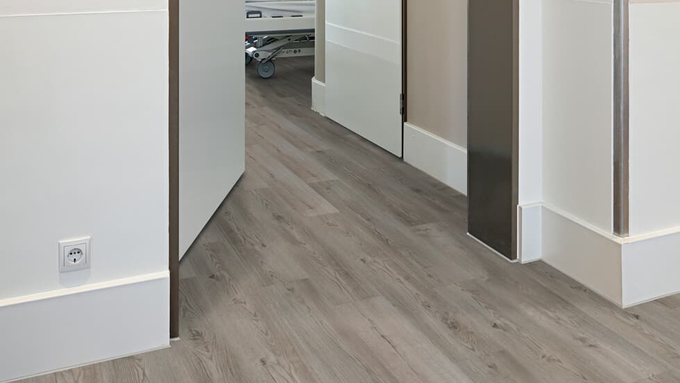Vinylboden Project Floors floors@work PW 3262 in einem Raum mit beigefarbenem Klebevinylboden, robust und strapazierfähig.