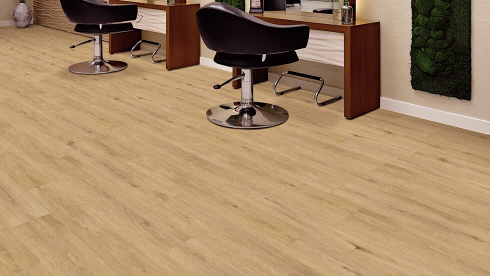 Vinylboden Project Floors floors@work PW 3350, Klebevinyl, in einem modernen Raum mit hellem Holzdesign.