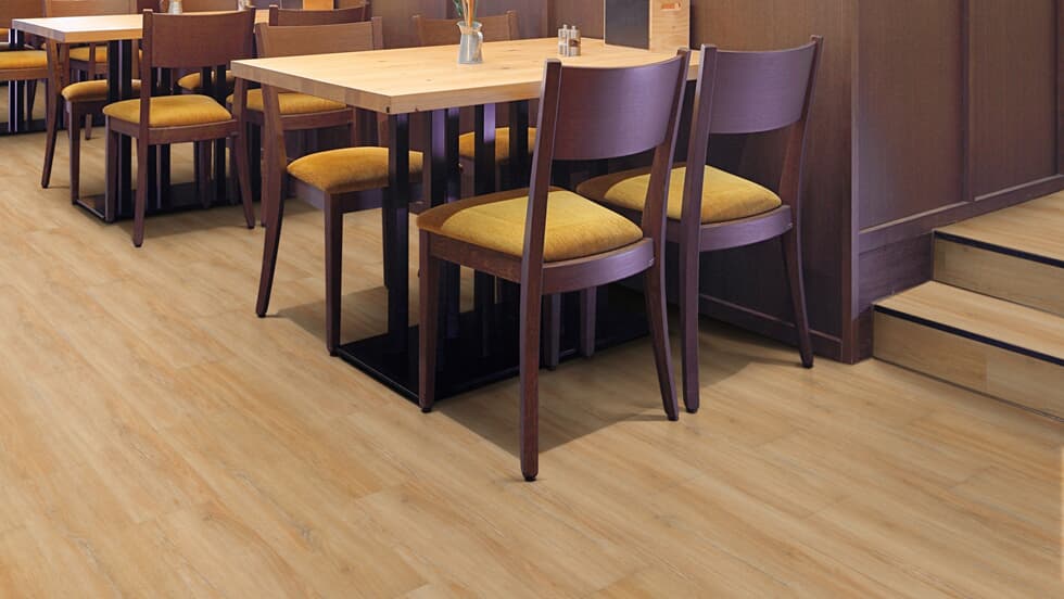 Vinylboden Project Floors floors@work PW 3913, Klebevinyl, in einem Raum mit hellen Holzoptik-Bodenbelag sichtbar