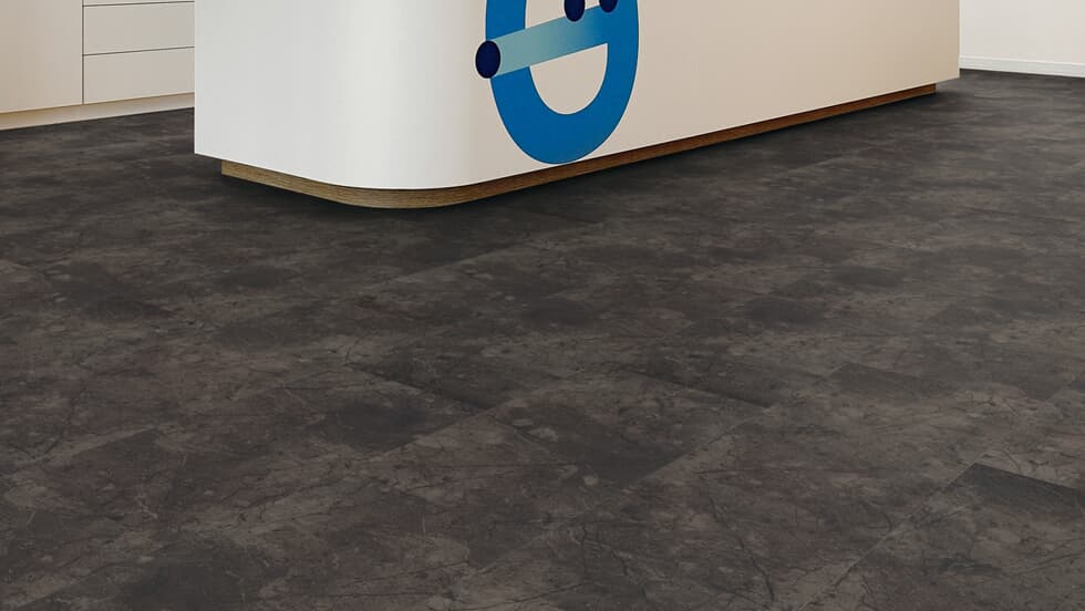 Vinylboden Project Floors floors@work ST 400 in einem Raum, langlebiger Klebevinylboden in moderner Raumgestaltung