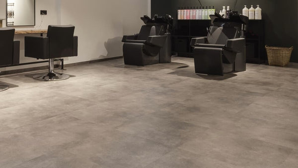 Selbstliegender Vinylboden Project Floors Loose-Lay ST 950 in einem Raum, flexible und strapazierfähige Vinylbodenbelag.