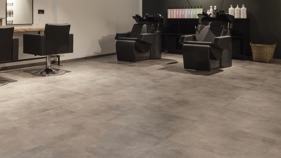 Selbstliegender Vinylboden Project Floors Loose-Lay ST 950 in einem Raum, flexible und strapazierfähige Vinylbodenbelag.