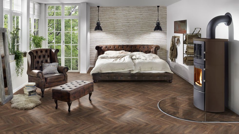Vinylboden Project Floors floors@work Chevron PW 3130 in Holzoptik, Klebevinyl mit Chevron-Muster, langlebig und robust.