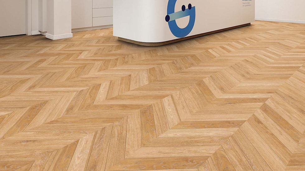 Vinylboden Project Floors floors@work Chevron PW 1633, Klebevinyl mit Chevron-Muster, Nahaufnahme des Bodenbelags