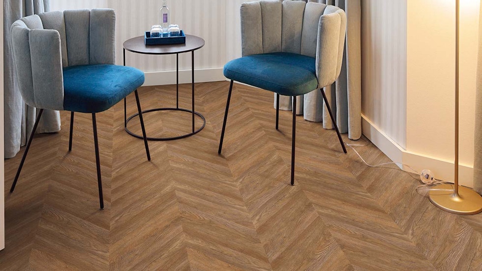 Vinylboden Project Floors floors@work Chevron PW 3065, Klebevinyl, mit Chevron-Muster und braunen Holzoptik, Nahaufnahme