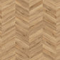 Vinylboden Project Floors floors@work Chevron PW 3220, Klebevinyl mit echtem Holzdesign und hellbraunen Chevron-Mustern.
