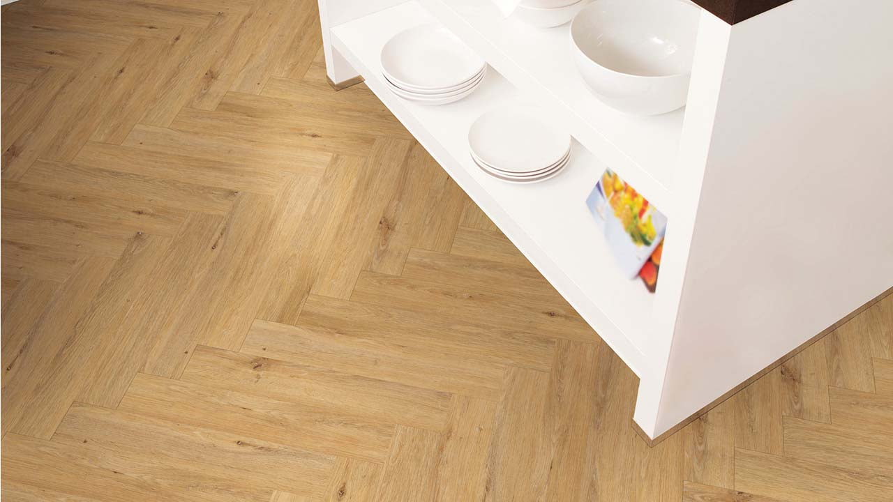 Vinylboden Project Floors floors@work PW 3350 Fischgrät, 610×102 mm, klebevinyl mit Fischgrätmuster, heller Holzton