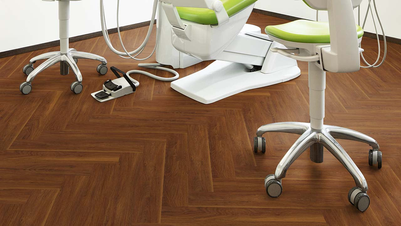 Vinylboden Project Floors floors@work PW 3535 Fischgrät, 610x102 mm, Klebevinyl, braune Holzoptik mit Fischgrätmuster