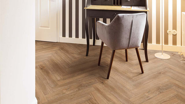 Vinylboden Project Floors floors@work PW 3610 Fischgrät, 457x76 mm, Klebevinyl mit Fischgrätmuster auf hellem Boden.