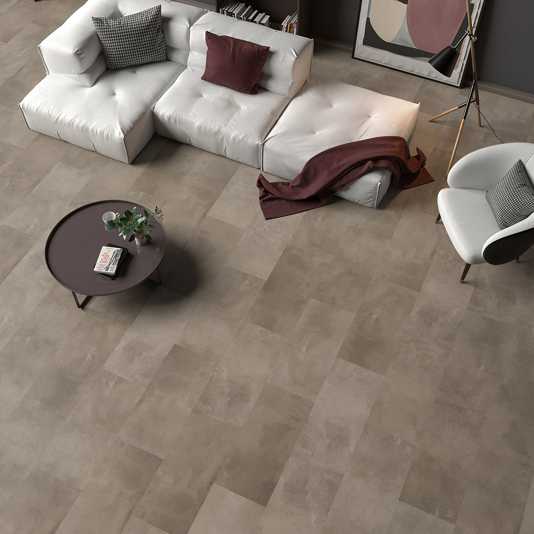 Ceramin Screed Brown, im Raum verlegt