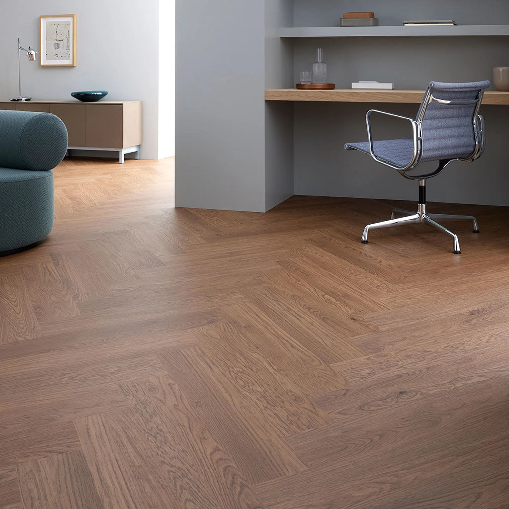 Forbo Amber Elegant Oak Fischgrät, im Raum verlegt