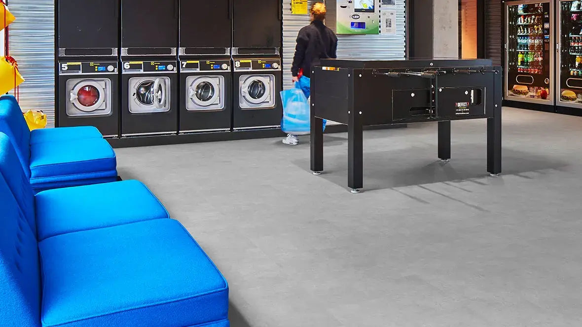 Forbo Grigio Concrete, im Raum verlegt