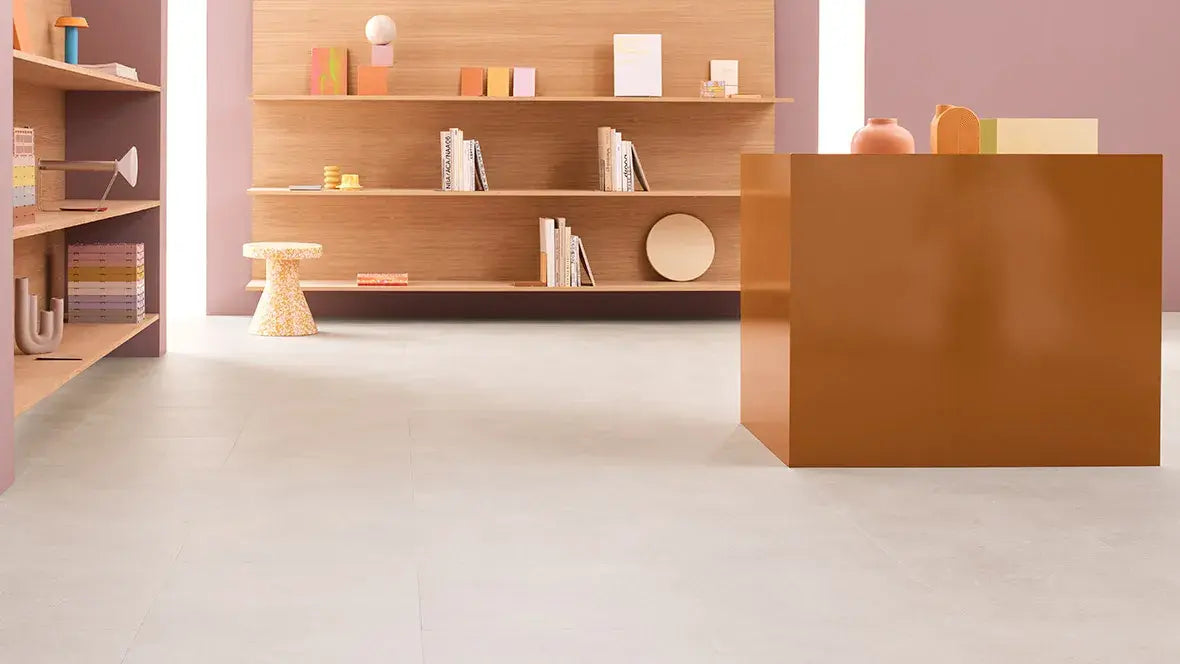 Forbo Pale Speckled Ceramic, im Raum verlegt