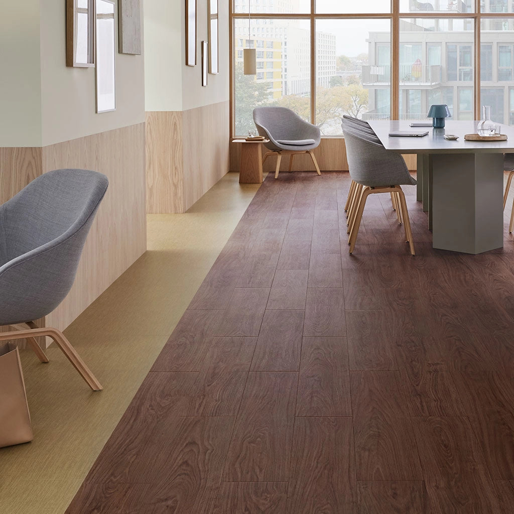 Forbo Warm Authentic Oak, im Raum verlegt