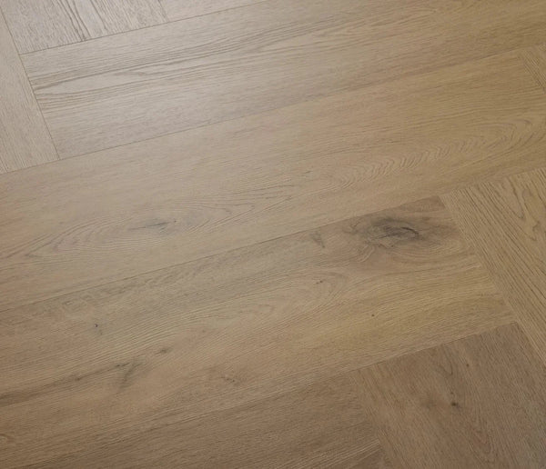 COREtec Naturals WBE Herringbone Sorrel Vinylboden mit Hahnentritt-Muster, braune Holzoptik, langlebiges Vinyl, rechteckige Fliesenoptik